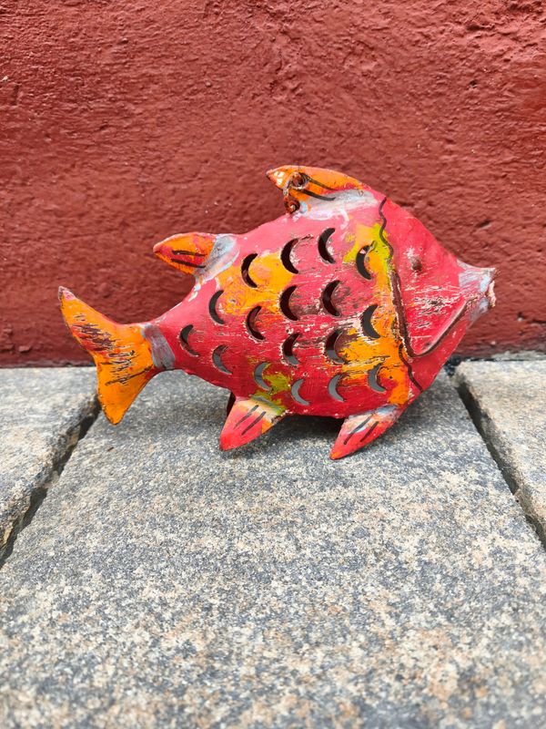 Fisch Windlicht, zum Hängen; Metall, verschiedene Rot- und Orangetöne; used Optik, H13cm B6cm L19,5cm; Fisch Windlicht, zum Hängen; Metall, verschiedene Rot- und Orangetöne; used Optik, H13cm B6cm L19,5cm;