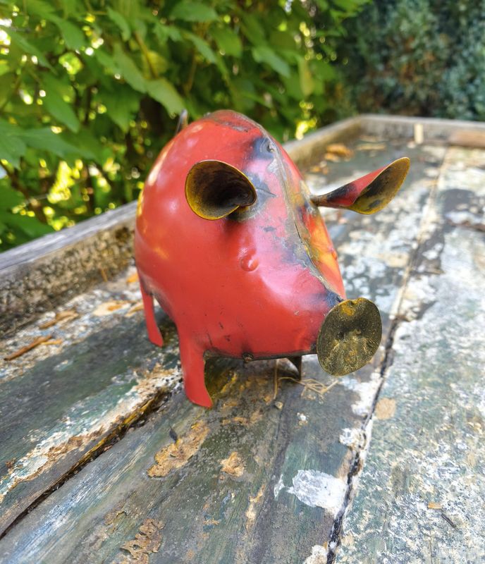 Dekofigur Schwein, Glücksschwein erdbeerrot; Metall, used Look; H14,5cm B9cm L18,5cm Dekofigur Schwein, Glücksschwein erdbeerrot; Metall, used Look; H14,5cm B9cm L18,5cm