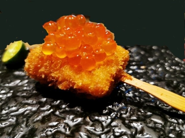 32B. Brochette de Saumon et Oeufs de Saumon (1pcs)