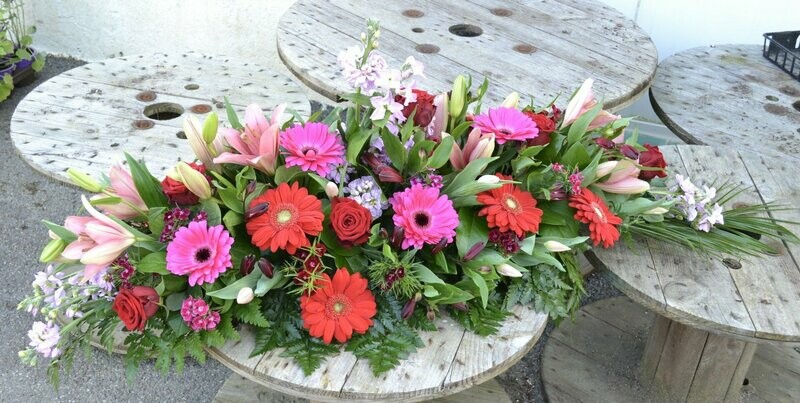 Dessus de cercueil rose et rouge