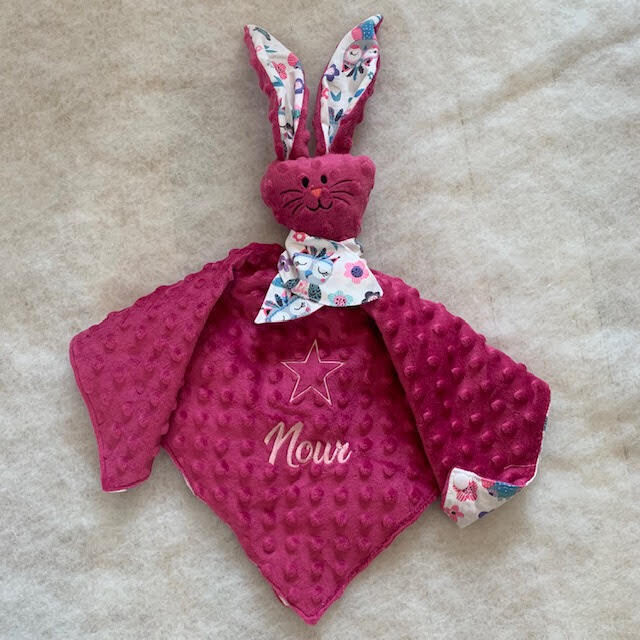 Doudou lapin chouettes indiennes fuschia pour Lyana