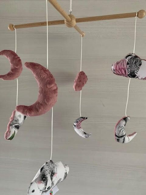 Mobile de lit safari girly monstera