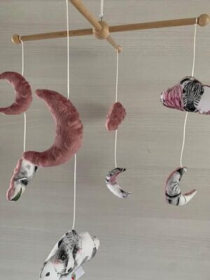 Mobile de lit safari girly monstera