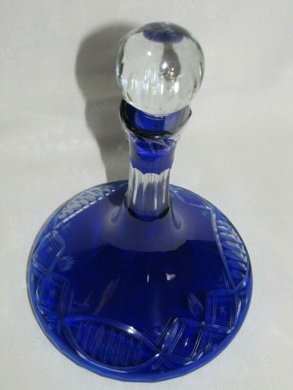 Carafe à décanter en verre bleu ciselé