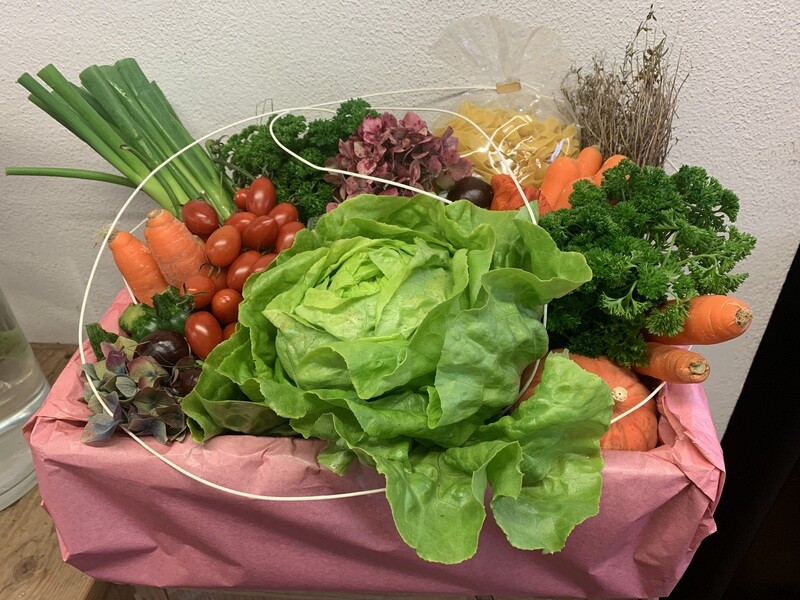 Obst- und Gemüsekiste der Saison Obst- und Gemüsekiste der Saison