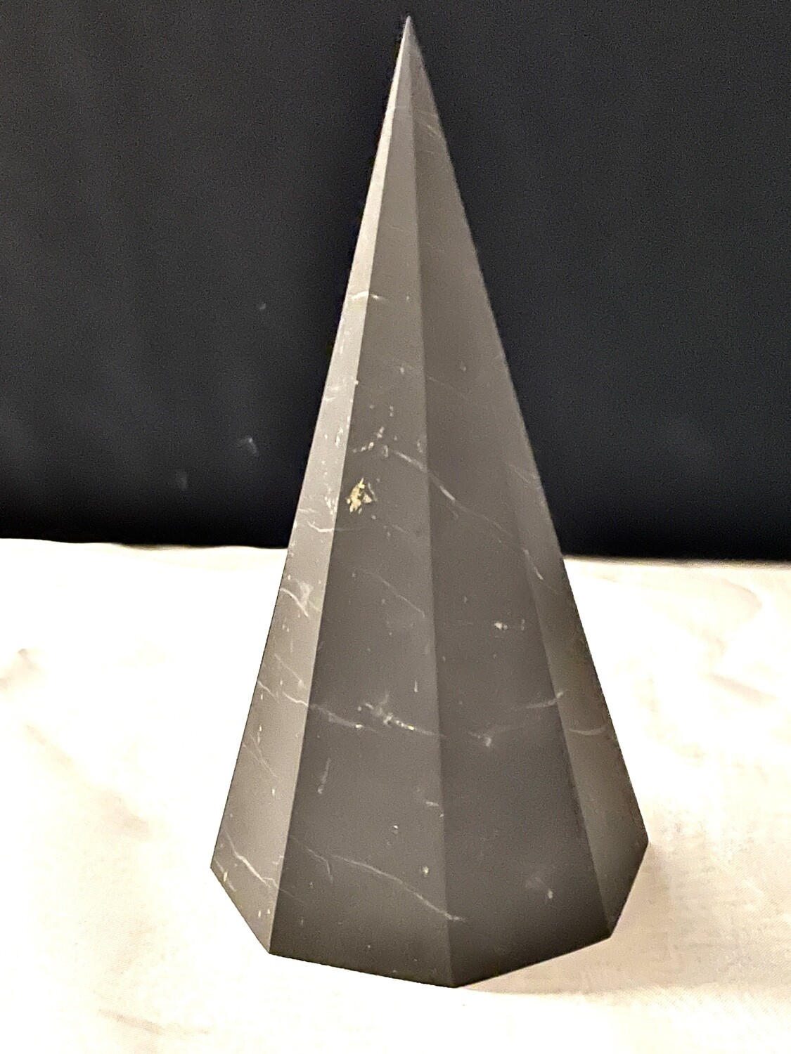 Schungit Octagonal unpoliert Pyramide 165 mm
