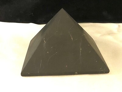 Schungit Pyramide unpoliert 83 - 85 mm