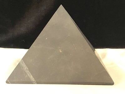 Schungit Pyramide unpoliert 132 - 135 mm