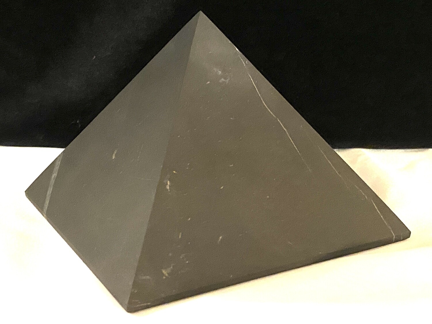 Schungit Pyramide unpoliert 132 - 135 mm