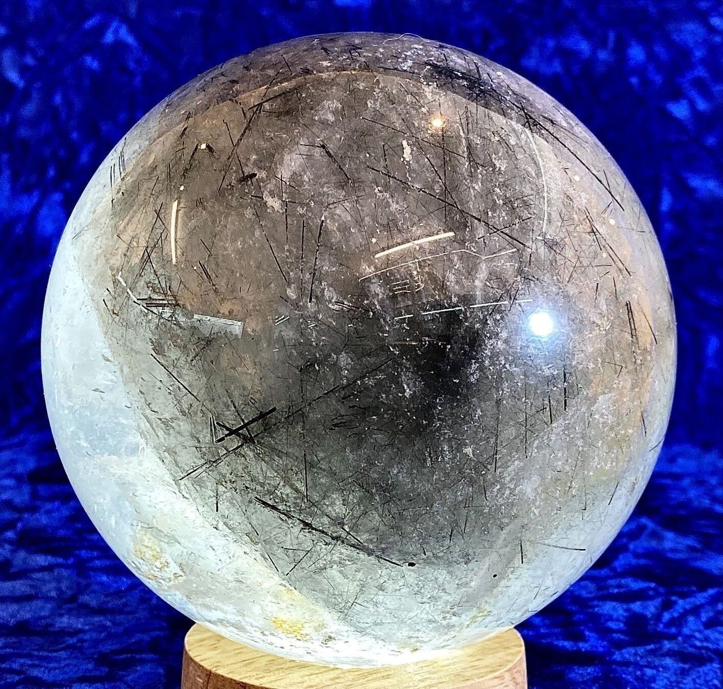 Kristall Kugel m. Turmalin Nadeln 11,3cm