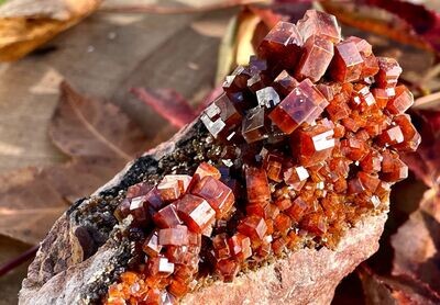 Ausstellungstück Vanadinit,  Kristalle