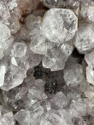 Lila Amethyst mit Turmalin Nadeln