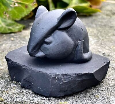 Schungit Maus auf Sockel aus Karelien Russland