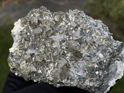 Fantastische Pyrit Gruppe mit Nadelkristallen