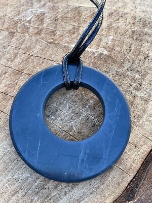 Grosser Schungit Anhänger Kreis im Kreis 53 mm