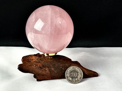 Rosenquarz Kugel 53mm auf Schwennholz Ständer