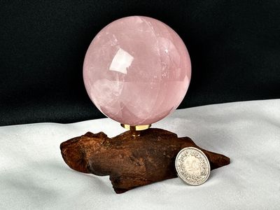 Rosenquarz Kugel 53mm auf Schwennholz Ständer