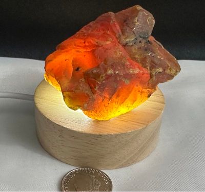 Fantastischer Bernstein Rohstein mit Beleuchtung LED Sockel