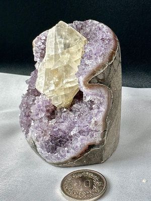 Amethyst Unikat mit Calcit