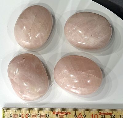 ​Rosenquarz Handschmeichler Trommelstein 51 - 55 x 39 -41 mm
