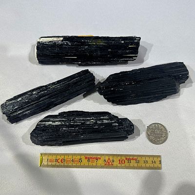 Schwarzer Turmalin Schörl 200 - 299 Gramm Länglich