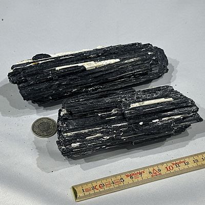 Schwarzer Turmalin Schörl 800 - 899 Gramm Länglich