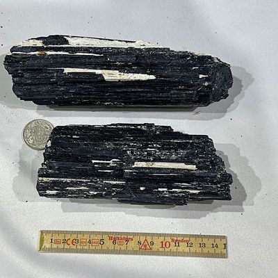 Schwarzer Turmalin Schörl 800 - 899 Gramm Länglich