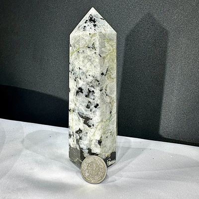 Regenbogen Mondstein Obelisk Weiss Schwarz 170 x 55 mm