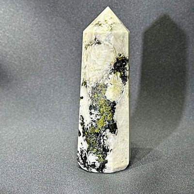 Regenbogen Mondstein Obelisk Weiss Schwarz 130 x 41 mm