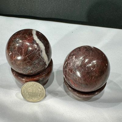 Granat Kugel Schwarz ca. 48 mm mit Untersetzer
