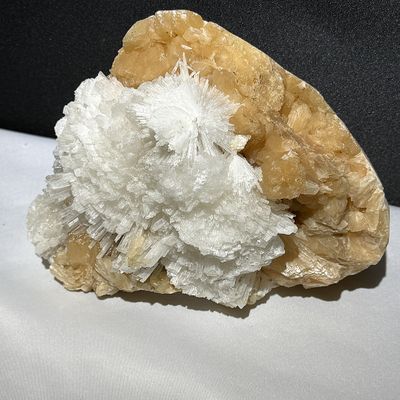 Grosser Scolecit auf Stilbit Matrix