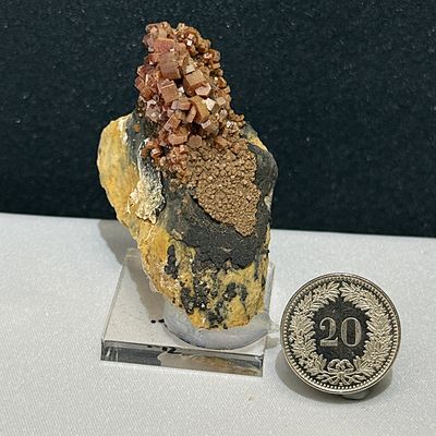 Vanadinit Mineral auf Sockel