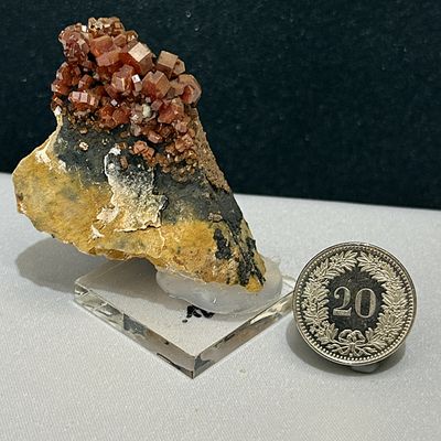 Vanadinit Mineral auf Sockel