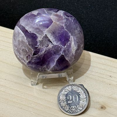 Chevron Amethyst Handschmeichler 48 x 44 x 20 mm Chevron Amethyst Handschmeichler 48 x 44 x 20 mm