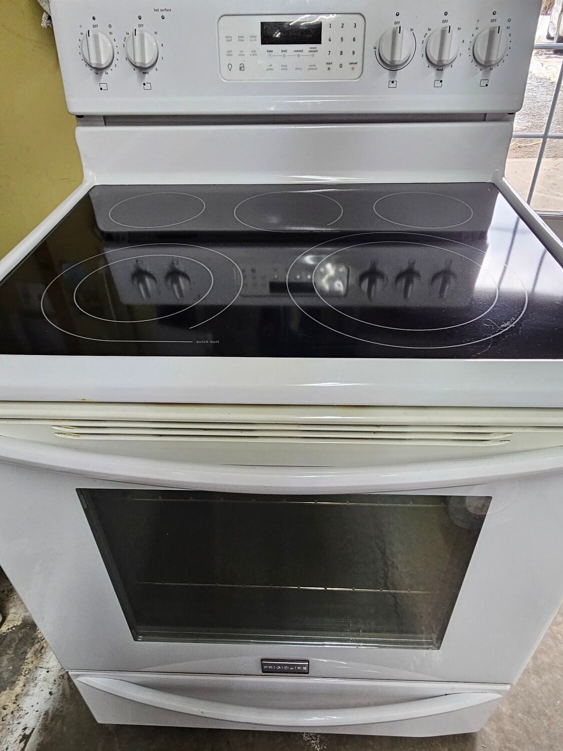 Cuisinière vitrocéramique Frigidaire  GARANTIE 6 MOIS