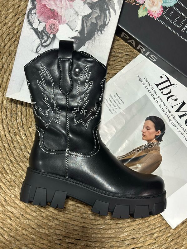 Bota negra bordada cod2420