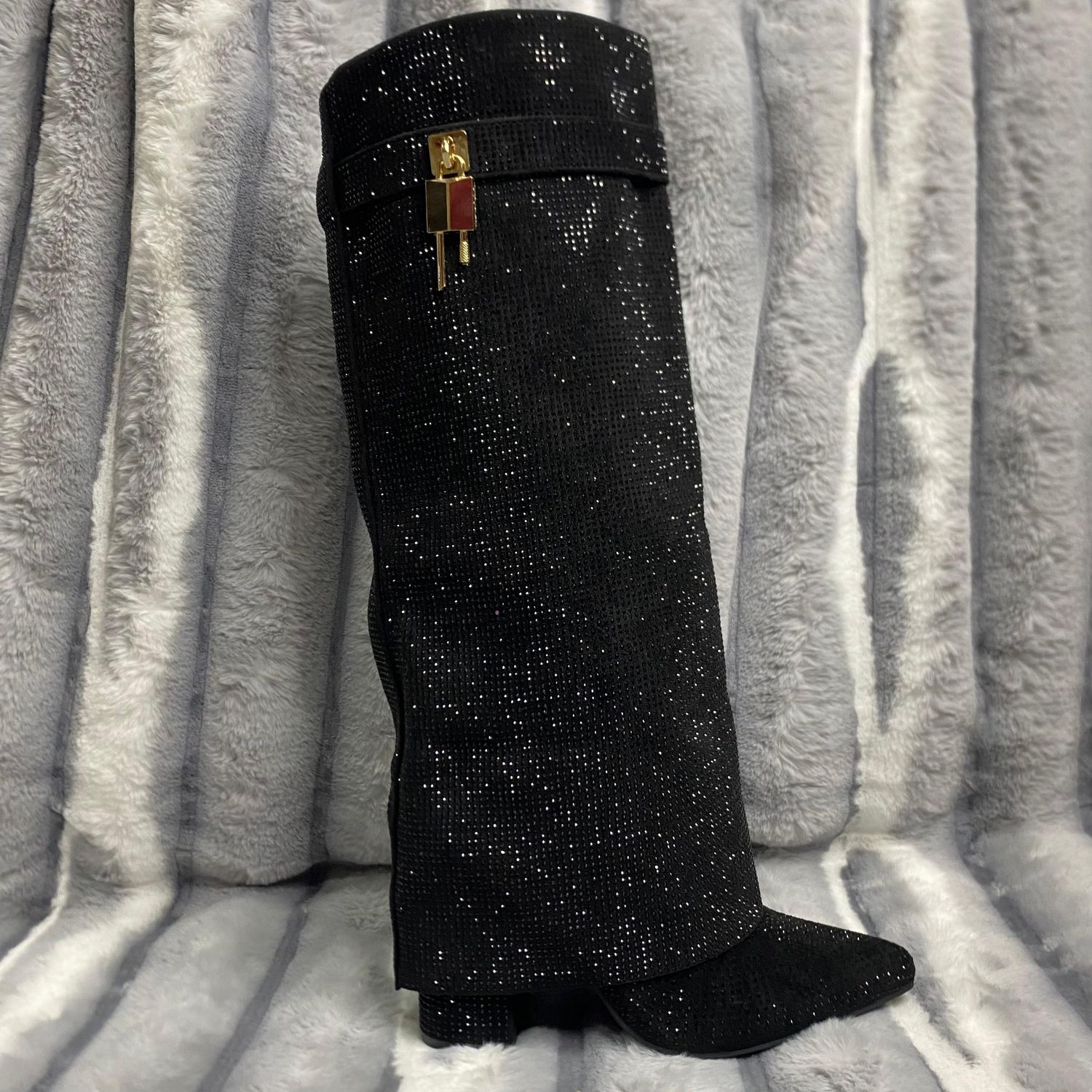 Bota brillo con candado