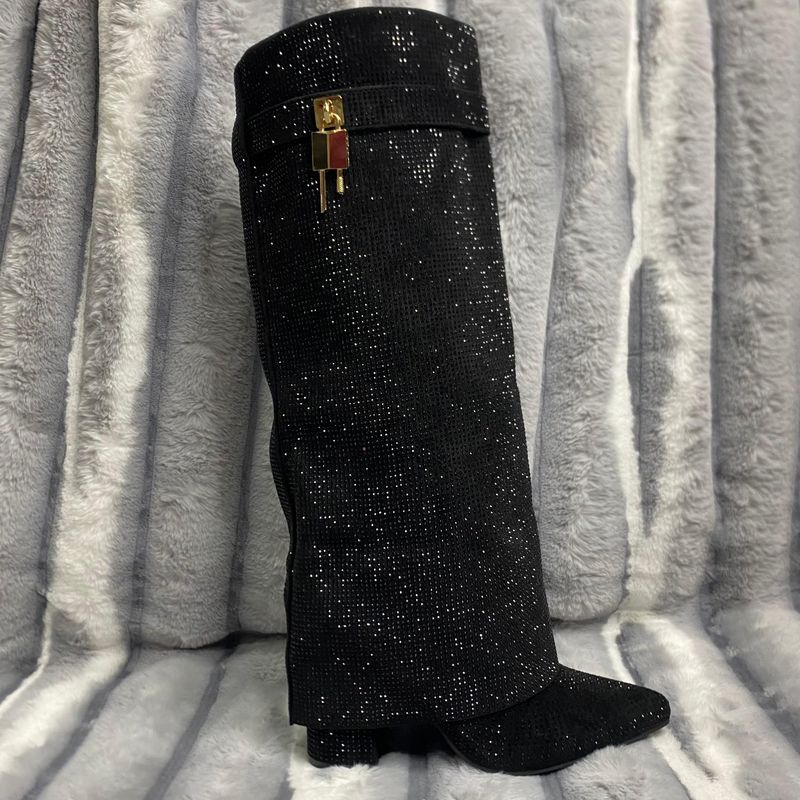 Bota brillo con candado