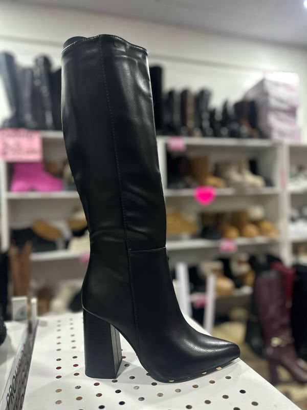 Bota negra 6G01-1. —- 2680