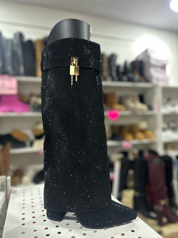 Bota negra brillo candado 25JS02