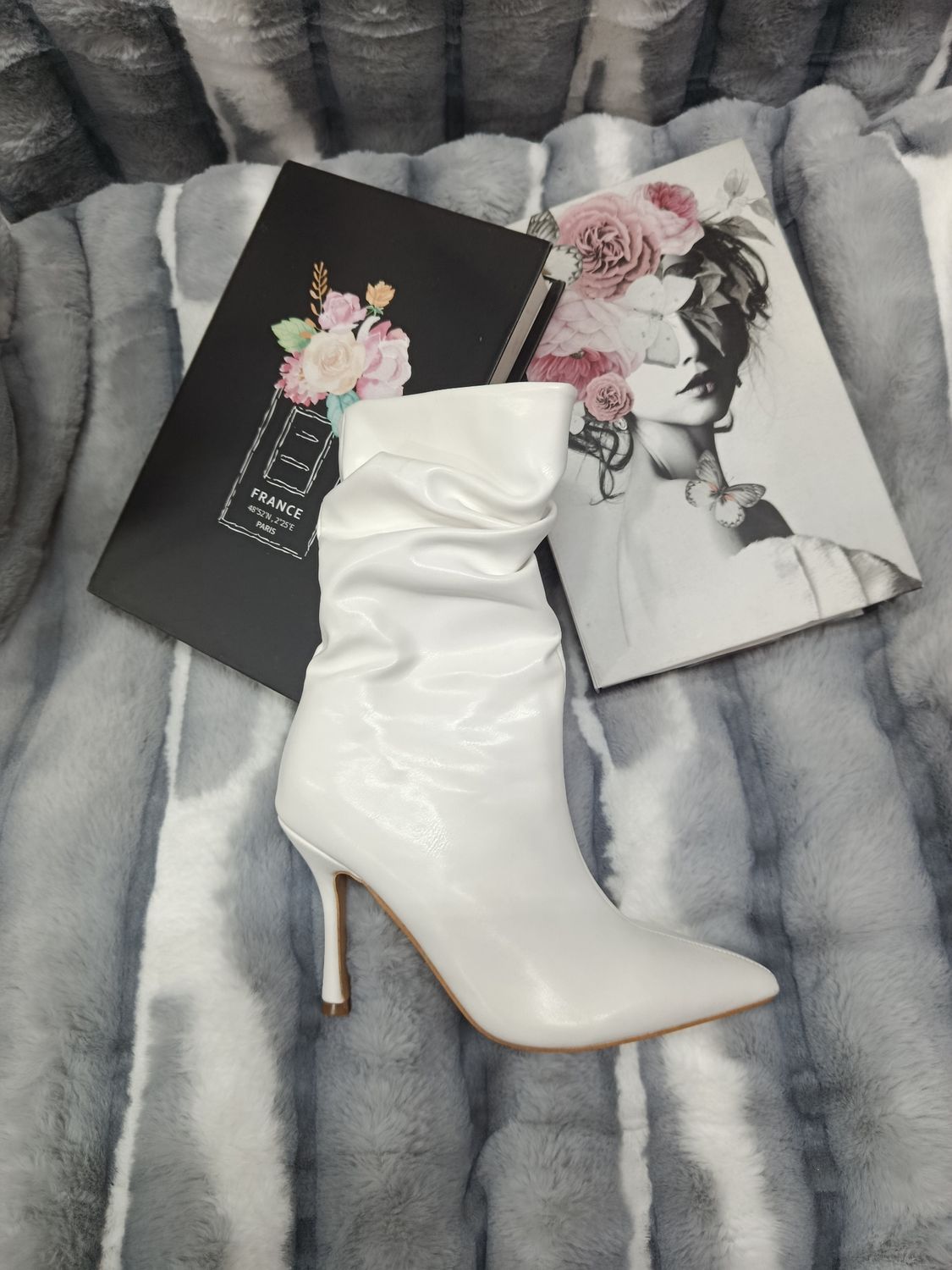 Bota blanca corta corrugada GH029