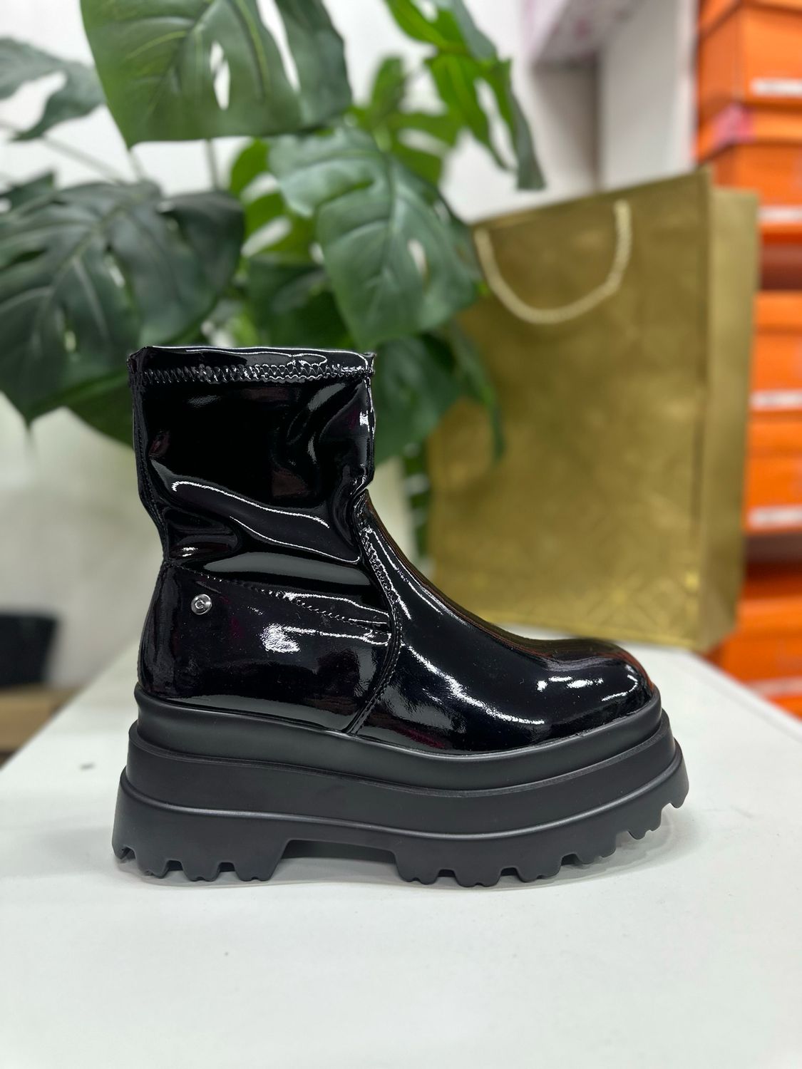 Botin charol 24JS08A NEGRO