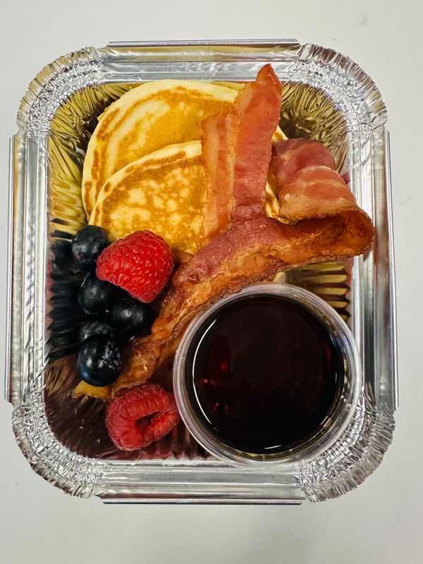 Mar/Tue 09-30 Buttermilk Pancakes &amp; Bacon / Crèpes Au Babeurre Avec Bacon