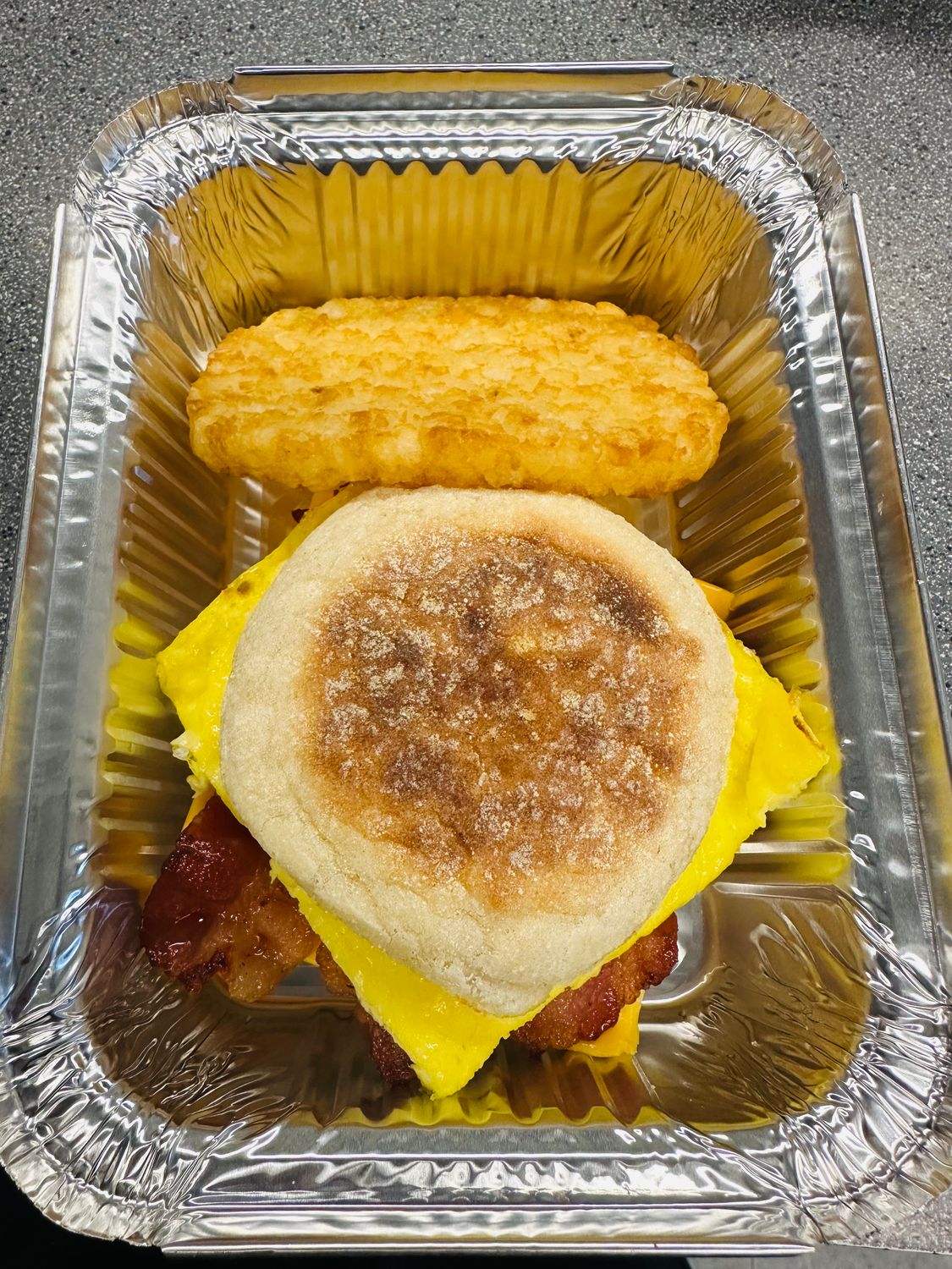 Mar/Tue 11-25 English Muffin breakfast sandwich/Sandwich déjeuner sur muffin anglais