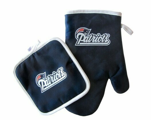 Barbecue Tailgate Pot Holders / Oven Mitts Set - NFL New England Patriots.