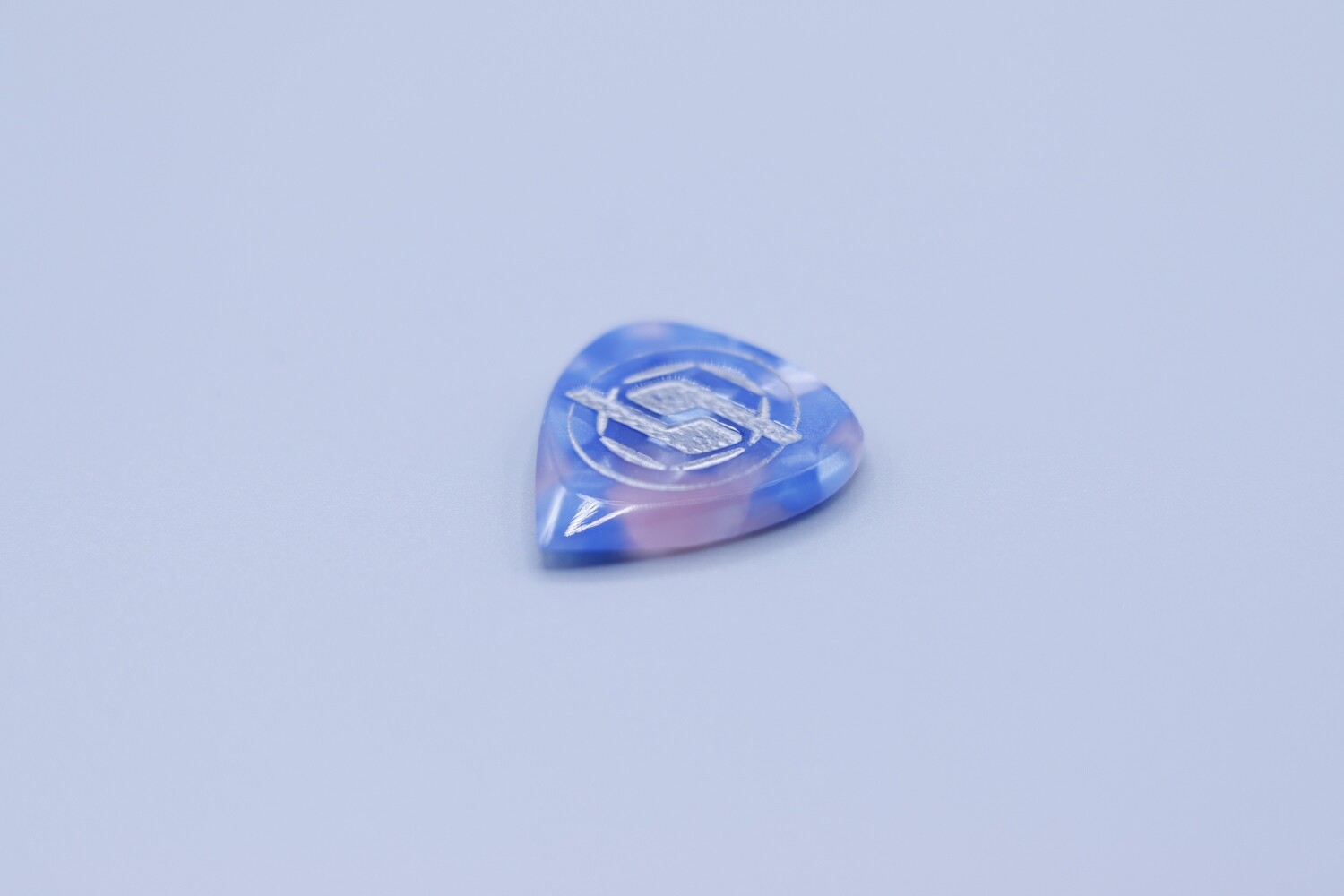 The Source 4mm Handmade Ergo Pick (blue/pink)