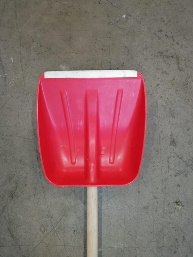 Pala neve in plastica con manico in faggio