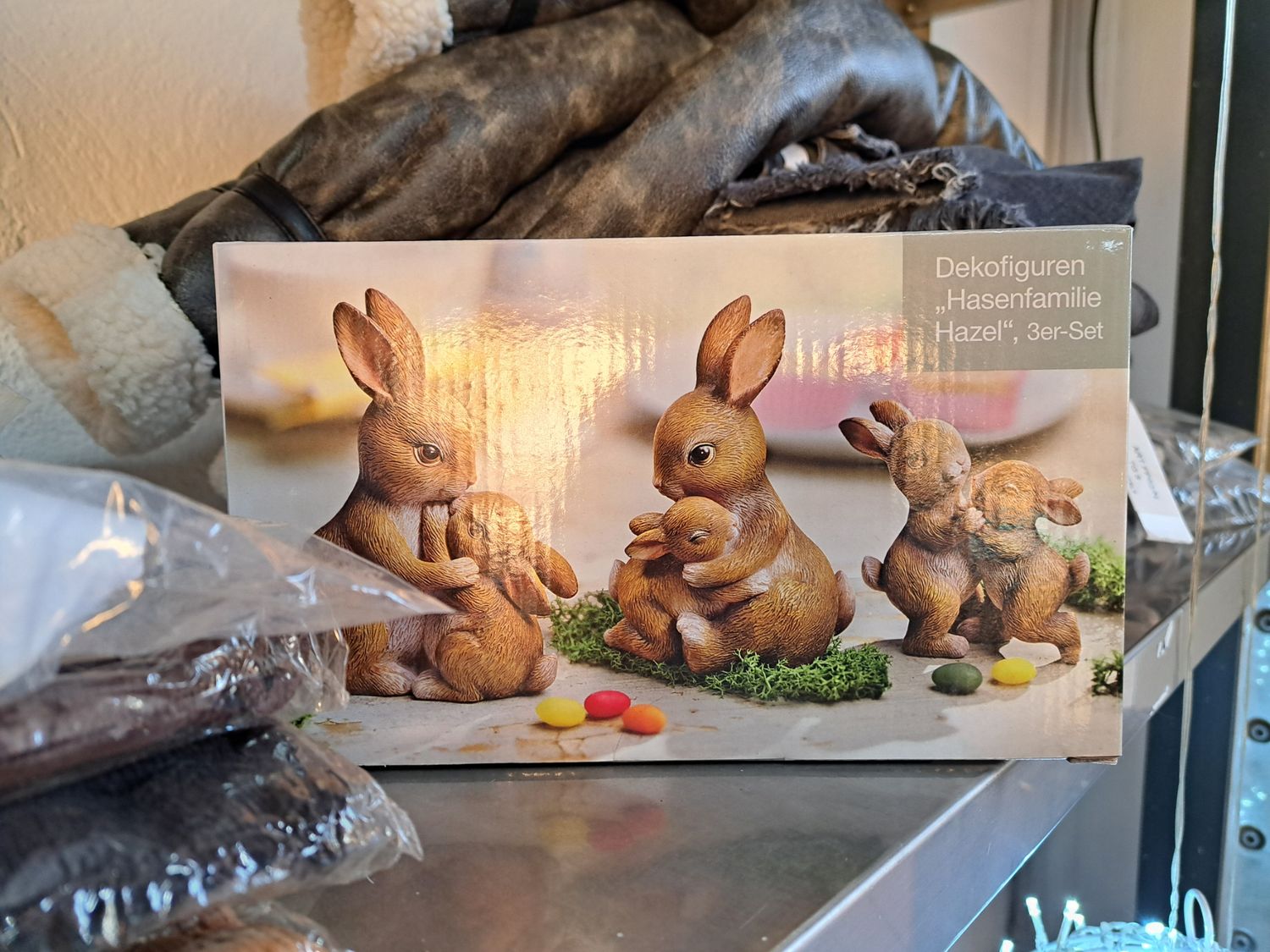 4 minigonne, 1 coppia nani giardino, tris coniglio Pasqua, 1 palestrina