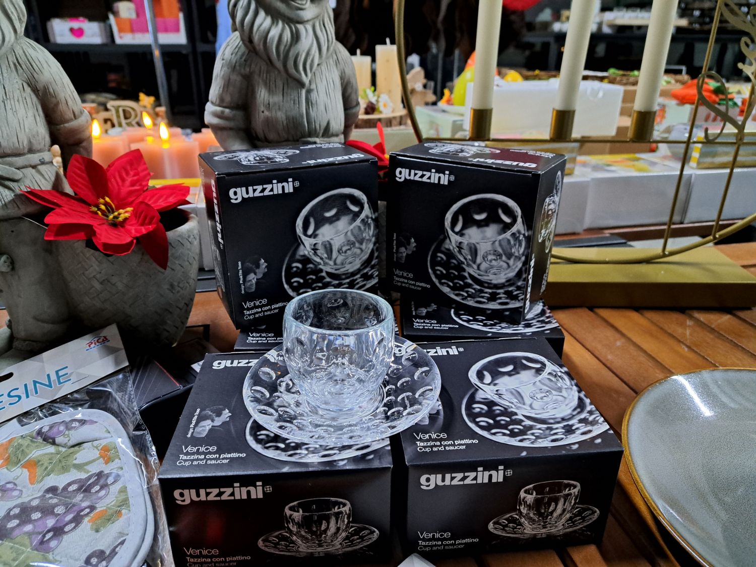 2 cuscini, 6 tazzine Guzzini, set collazione