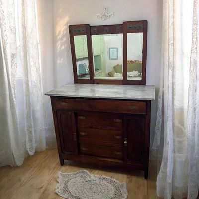 Comò in legno masello con specchio